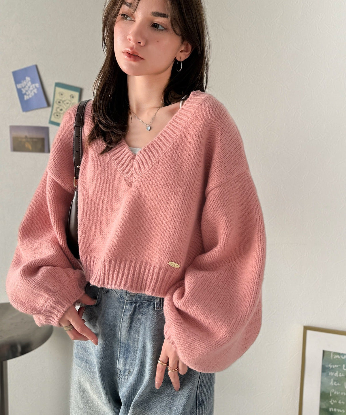 《AYA×クラシカルエルフコラボ》ふんわり可愛く、きらっと上品。プレート付きクロップドローゲージVネックニット（長袖） ce1010523