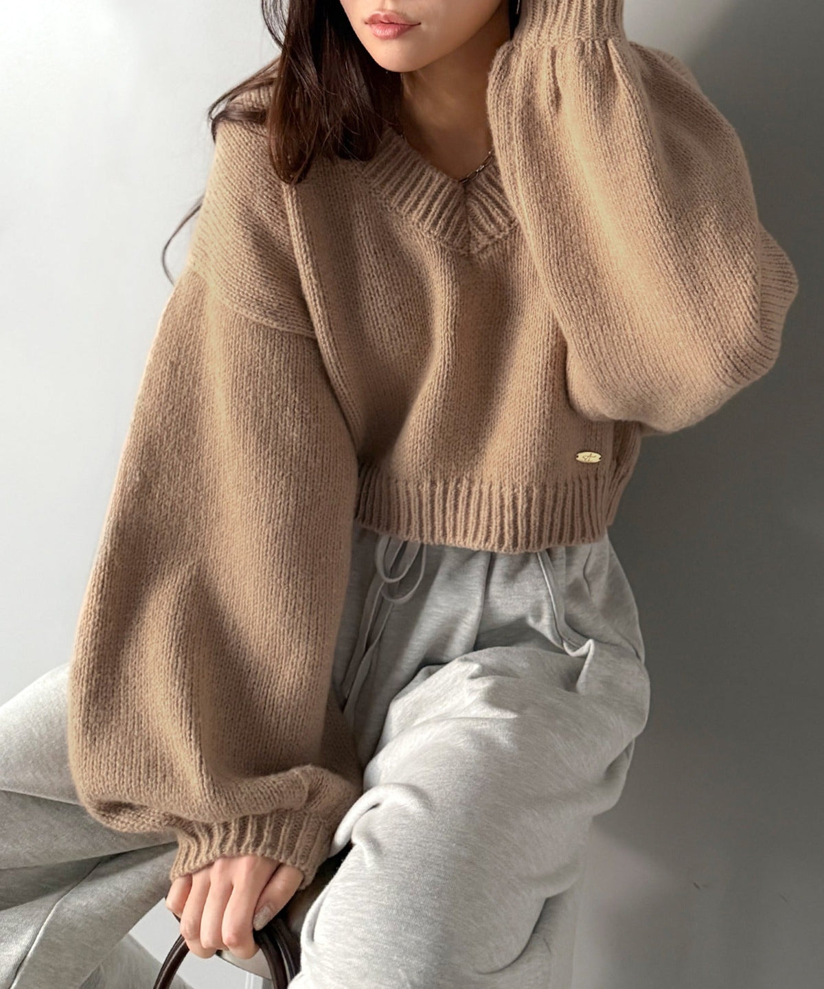 《AYA×クラシカルエルフコラボ》ふんわり可愛く、きらっと上品。プレート付きクロップドローゲージVネックニット（長袖） ce1010523