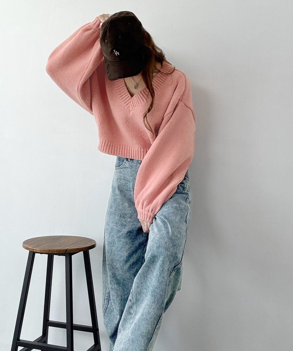 《AYA×クラシカルエルフコラボ》ふんわり可愛く、きらっと上品。プレート付きクロップドローゲージVネックニット（長袖） ce1010523