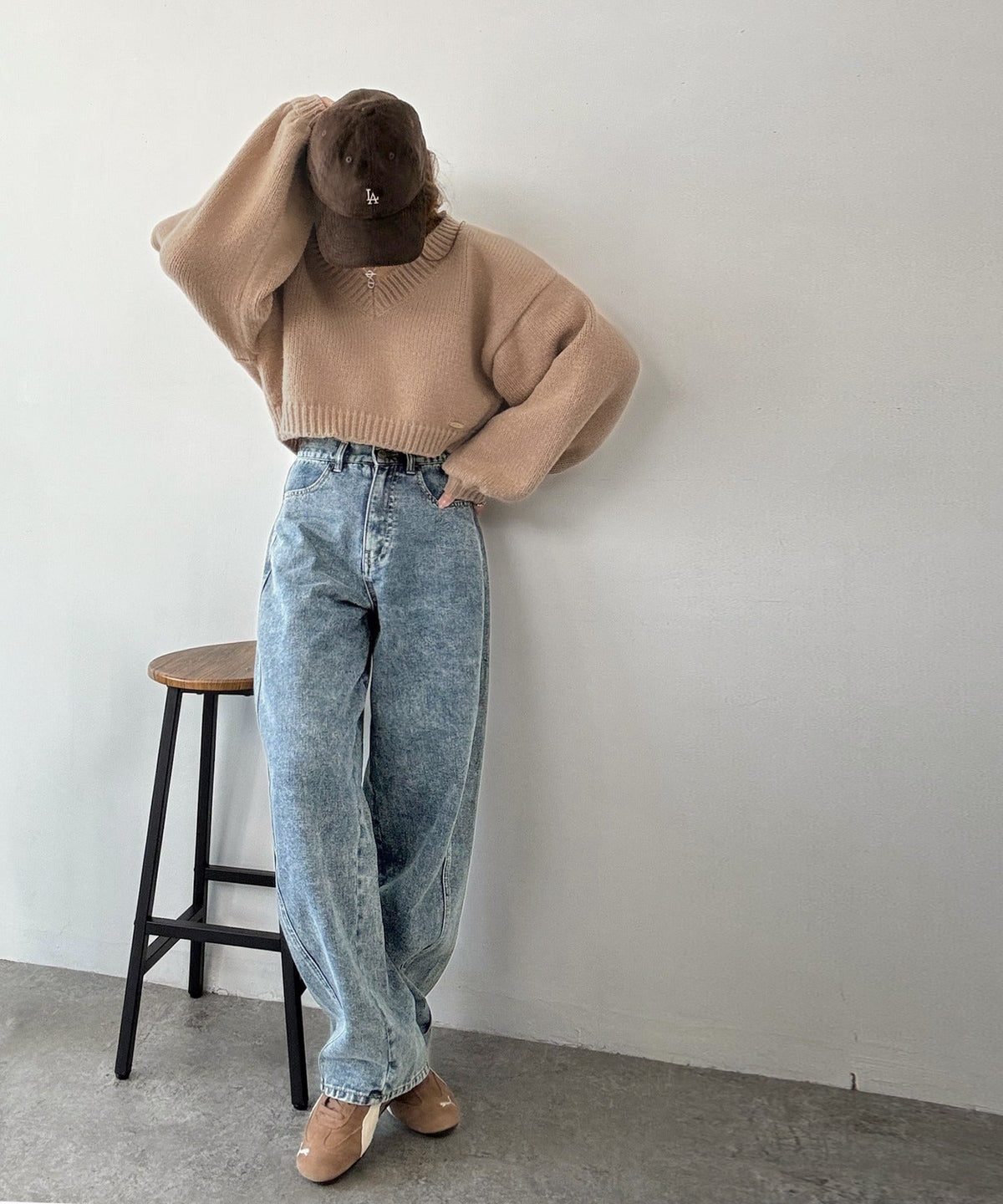 《AYA×クラシカルエルフコラボ》ふんわり可愛く、きらっと上品。プレート付きクロップドローゲージVネックニット（長袖） ce1010523