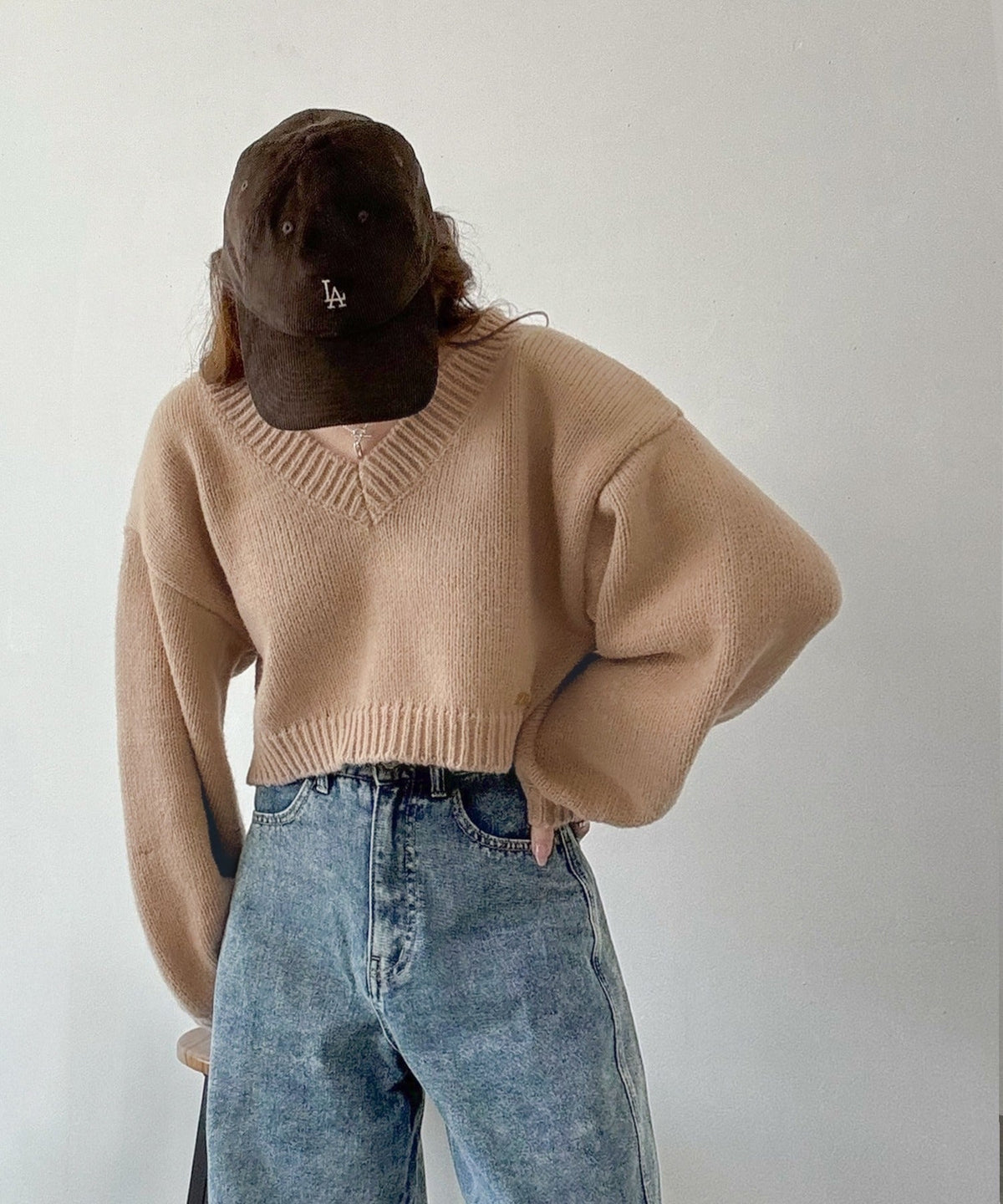 《AYA×クラシカルエルフコラボ》ふんわり可愛く、きらっと上品。プレート付きクロップドローゲージVネックニット（長袖） ce1010523
