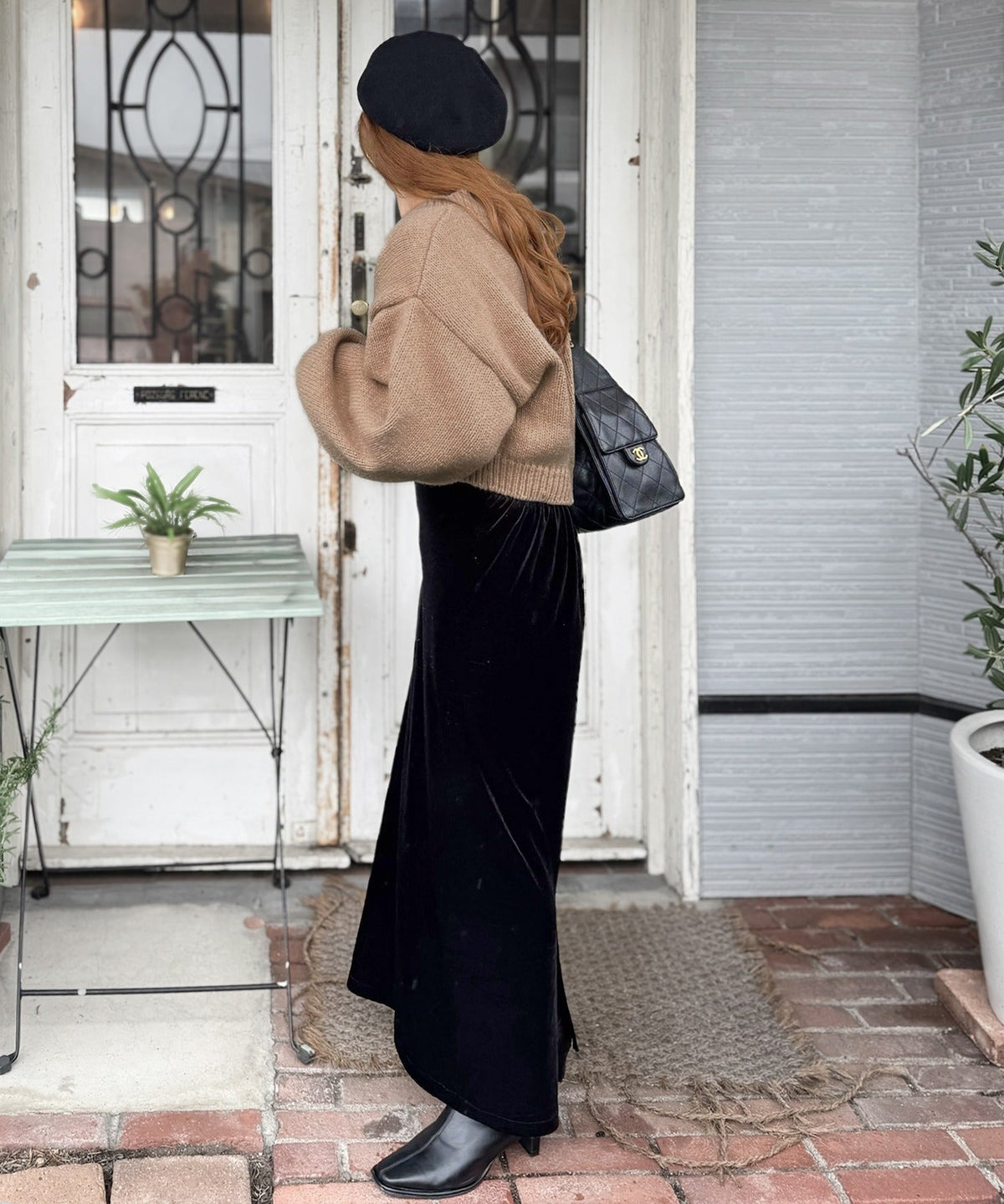 《AYA×クラシカルエルフコラボ》ふんわり可愛く、きらっと上品。プレート付きクロップドローゲージVネックニット（長袖） ce1010523
