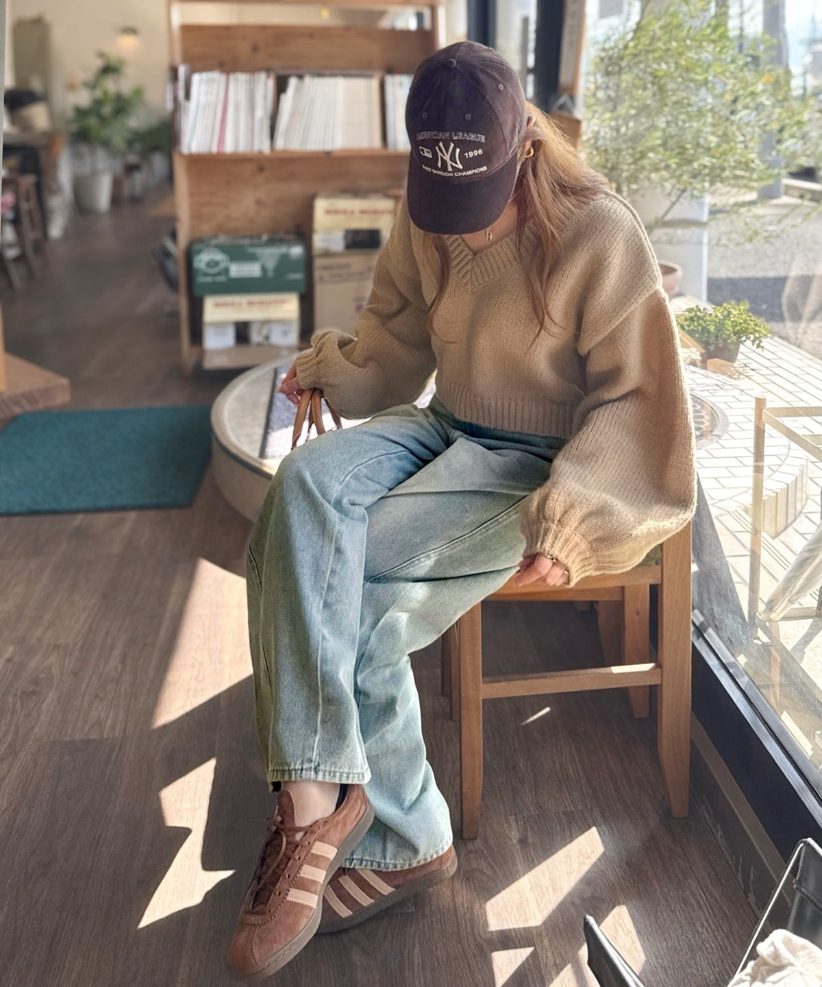 《AYA×クラシカルエルフコラボ》ふんわり可愛く、きらっと上品。プレート付きクロップドローゲージVネックニット（長袖） ce1010523