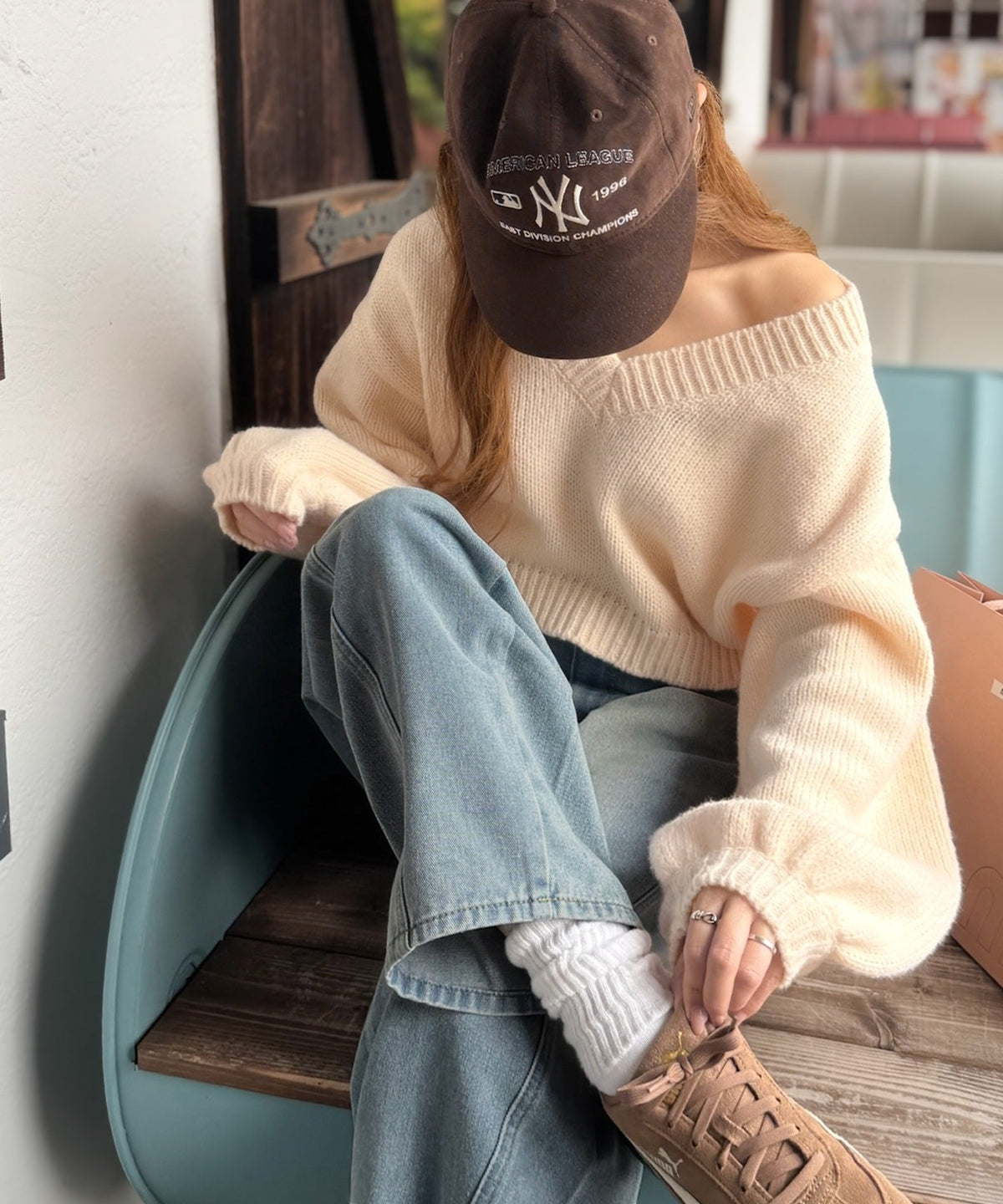 《AYA×クラシカルエルフコラボ》ふんわり可愛く、きらっと上品。プレート付きクロップドローゲージVネックニット（長袖） ce1010523