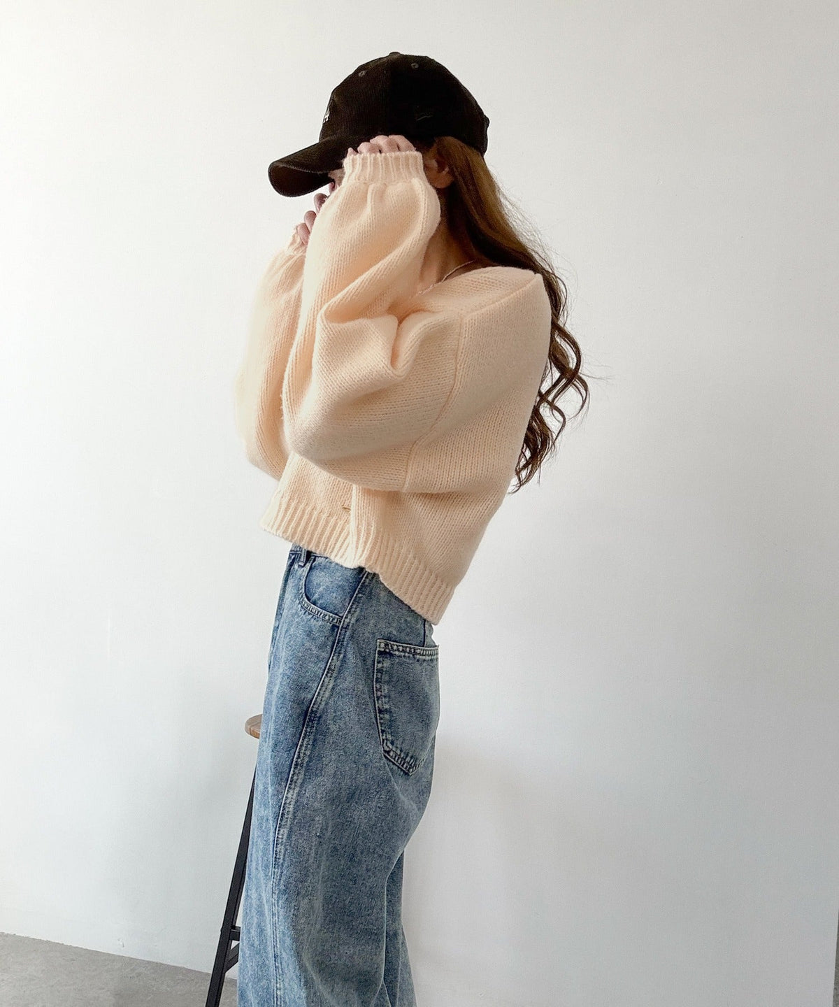 《AYA×クラシカルエルフコラボ》ふんわり可愛く、きらっと上品。プレート付きクロップドローゲージVネックニット（長袖） ce1010523
