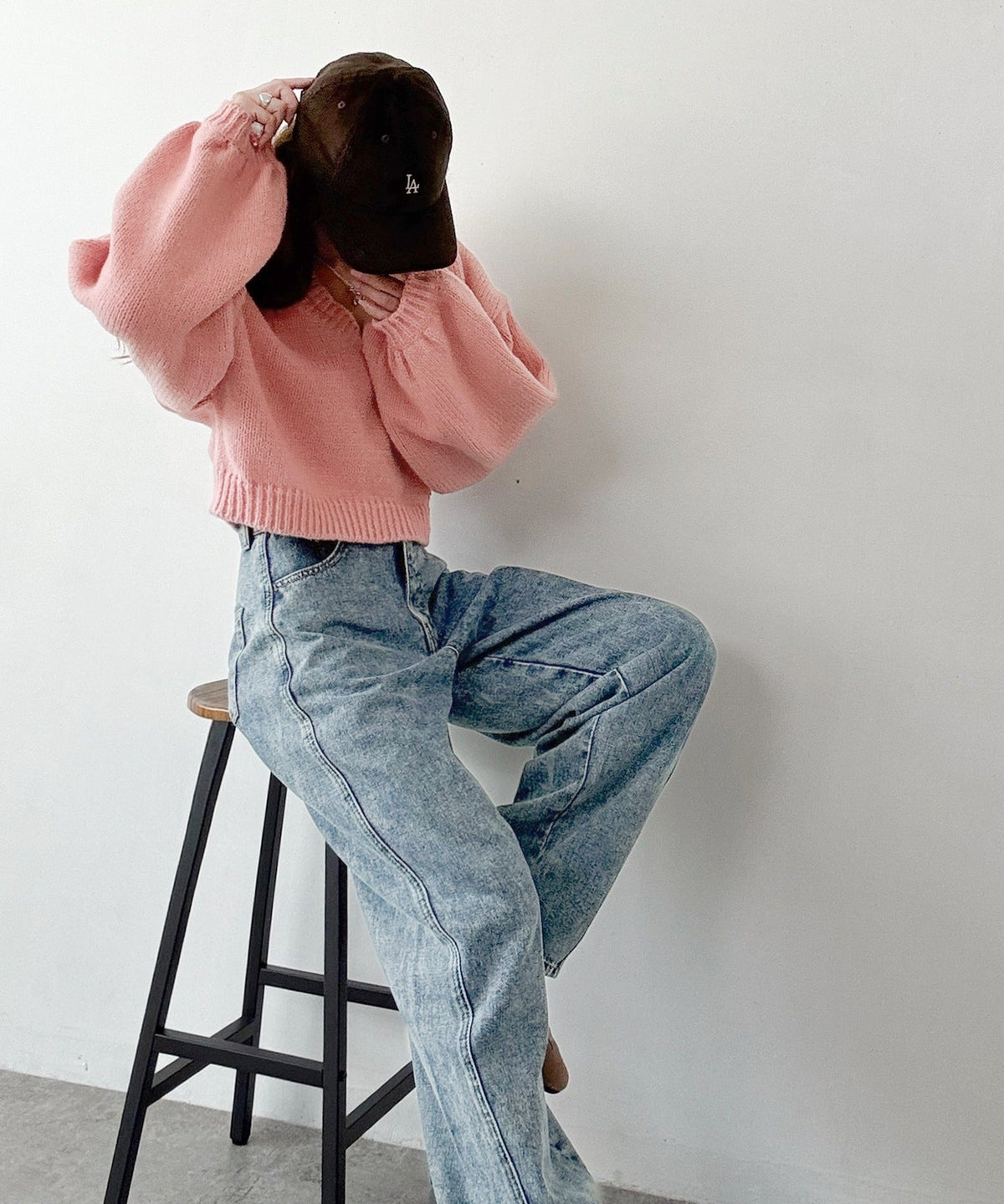 《AYA×クラシカルエルフコラボ》ふんわり可愛く、きらっと上品。プレート付きクロップドローゲージVネックニット（長袖） ce1010523