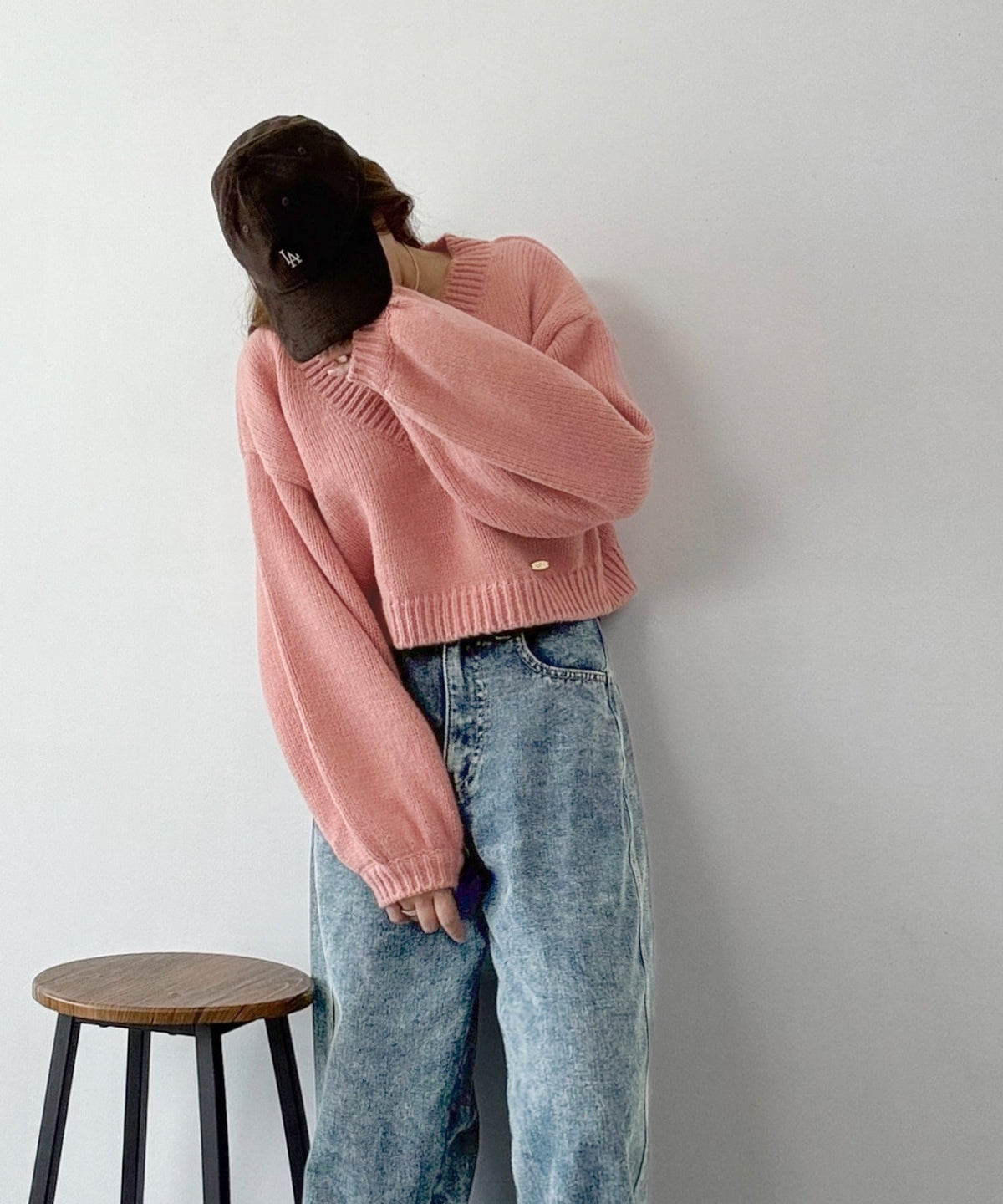 《AYA×クラシカルエルフコラボ》ふんわり可愛く、きらっと上品。プレート付きクロップドローゲージVネックニット（長袖） ce1010523