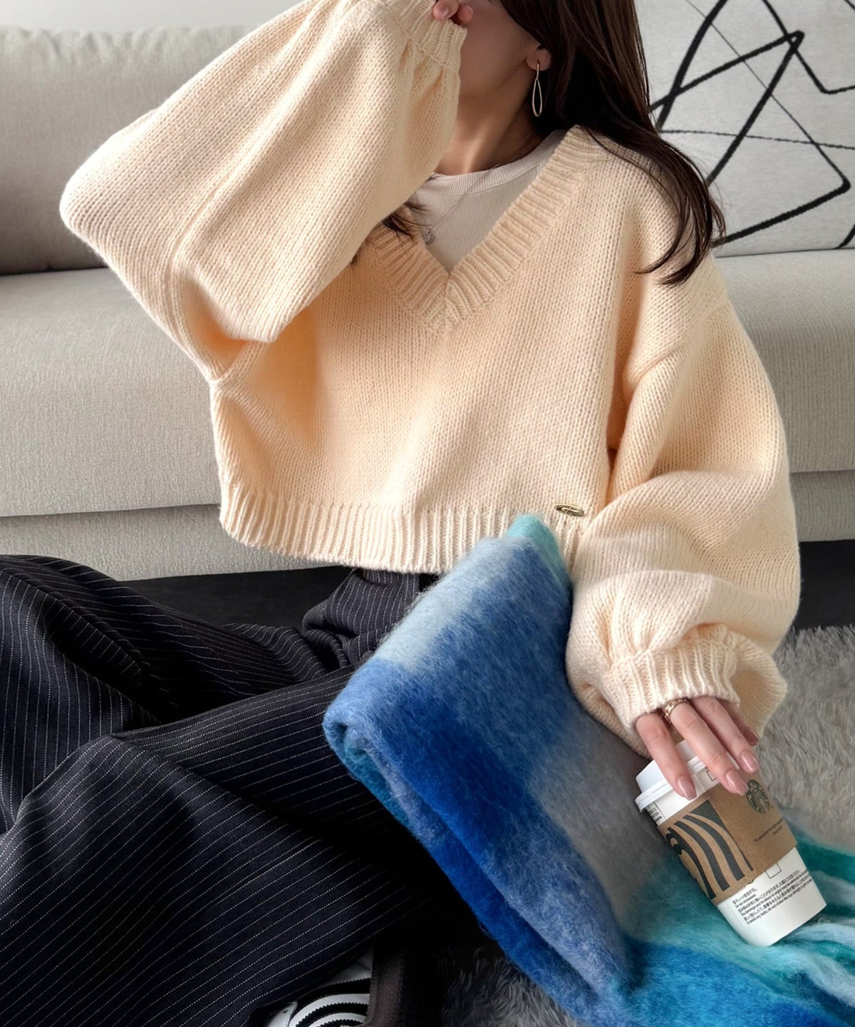 《AYA×クラシカルエルフコラボ》ふんわり可愛く、きらっと上品。プレート付きクロップドローゲージVネックニット（長袖） ce1010523
