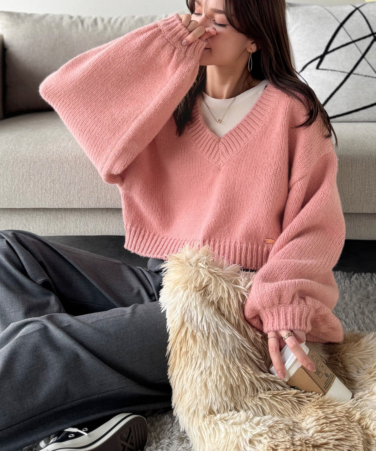 《AYA×クラシカルエルフコラボ》ふんわり可愛く、きらっと上品。プレート付きクロップドローゲージVネックニット（長袖） ce1010523