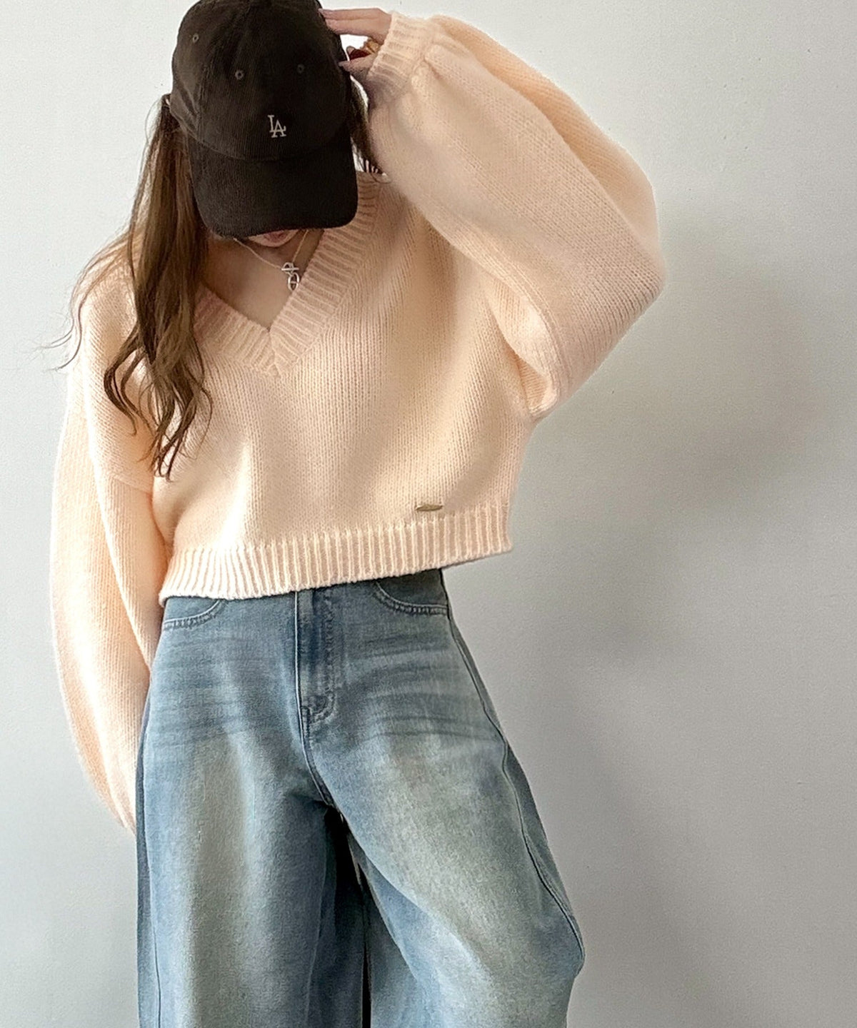 《AYA×クラシカルエルフコラボ》ふんわり可愛く、きらっと上品。プレート付きクロップドローゲージVネックニット（長袖） ce1010523