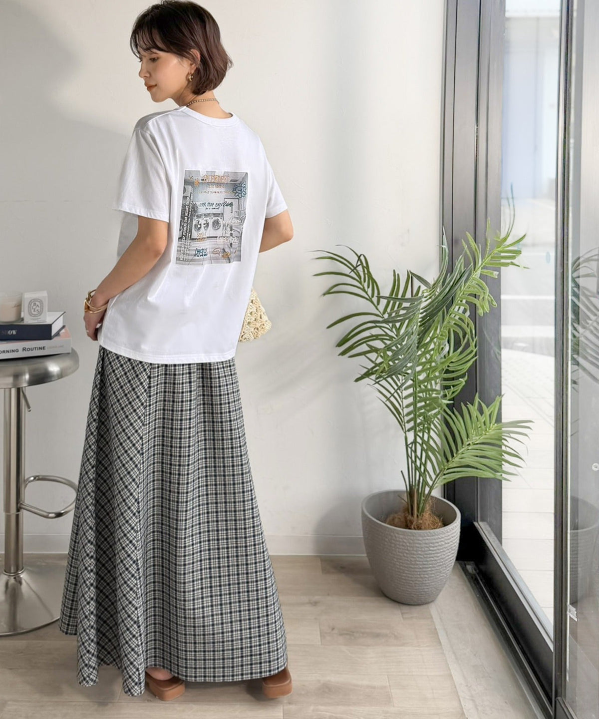 【接触冷感機能付き】背中で魅せる、遊び心とヴィンテージ。コインランドリーバック刺繍Tシャツ（半袖） ce1260549