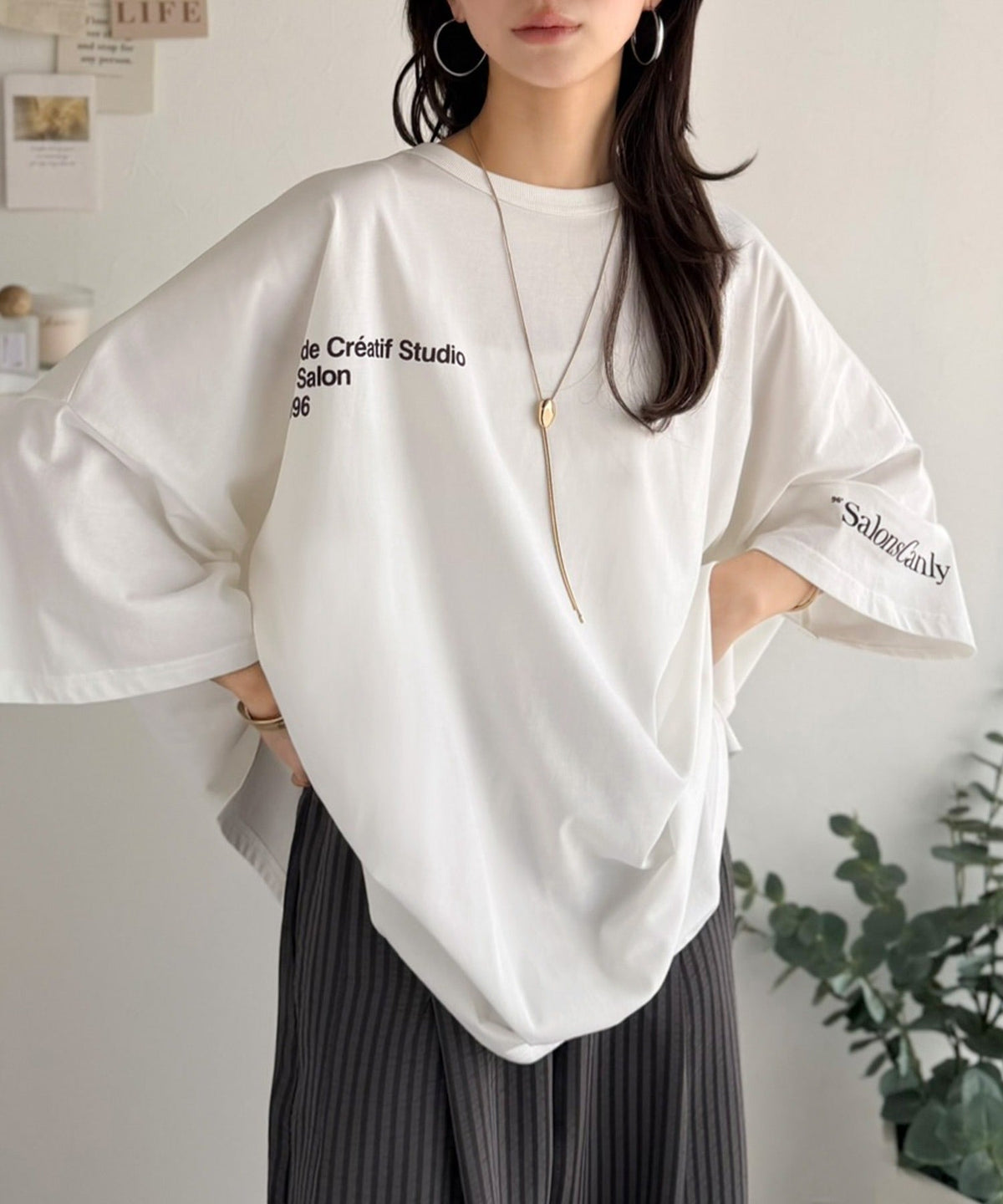 【接触冷感・吸水速乾機能付き】配色ロゴに秘める、大人の遊び心。フロッキーロゴ付きオーバーシルエットTシャツ（半袖） ce1330076