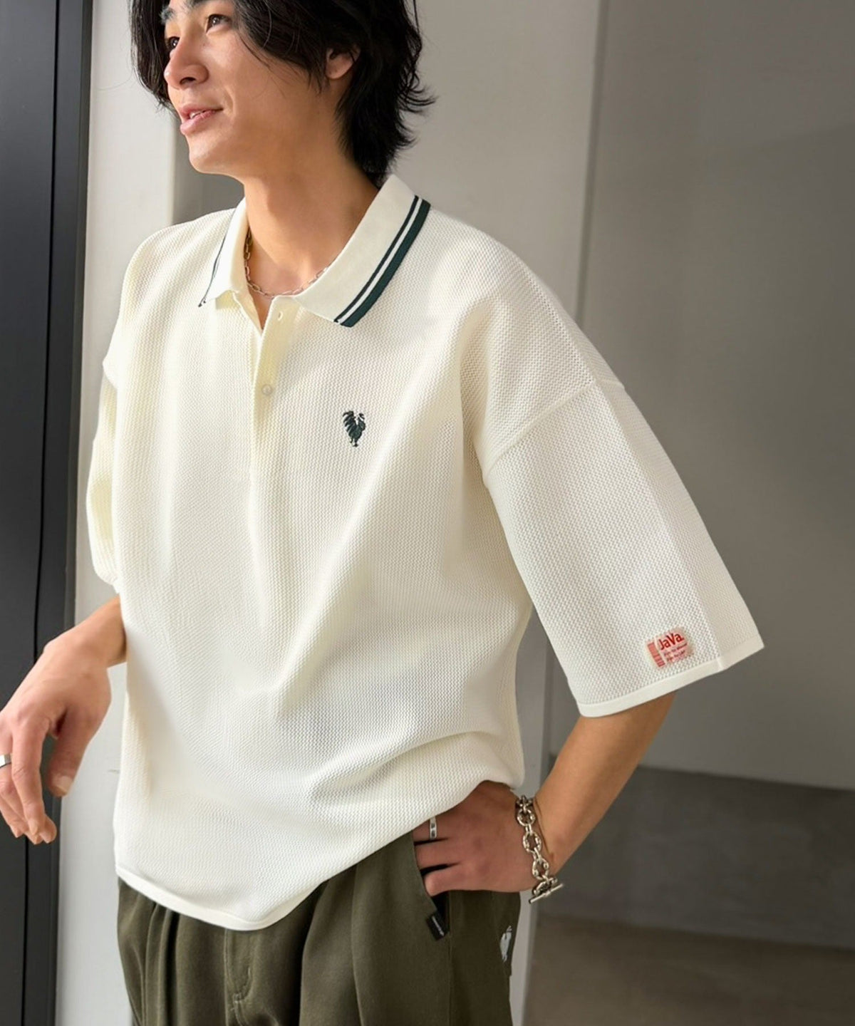 《JaVaジャバコラボ》軽くて涼しくてアイロン要らず！ワンポイント刺繍入り 襟ライン配色 サマーニットポロシャツ（半袖） jo1250001