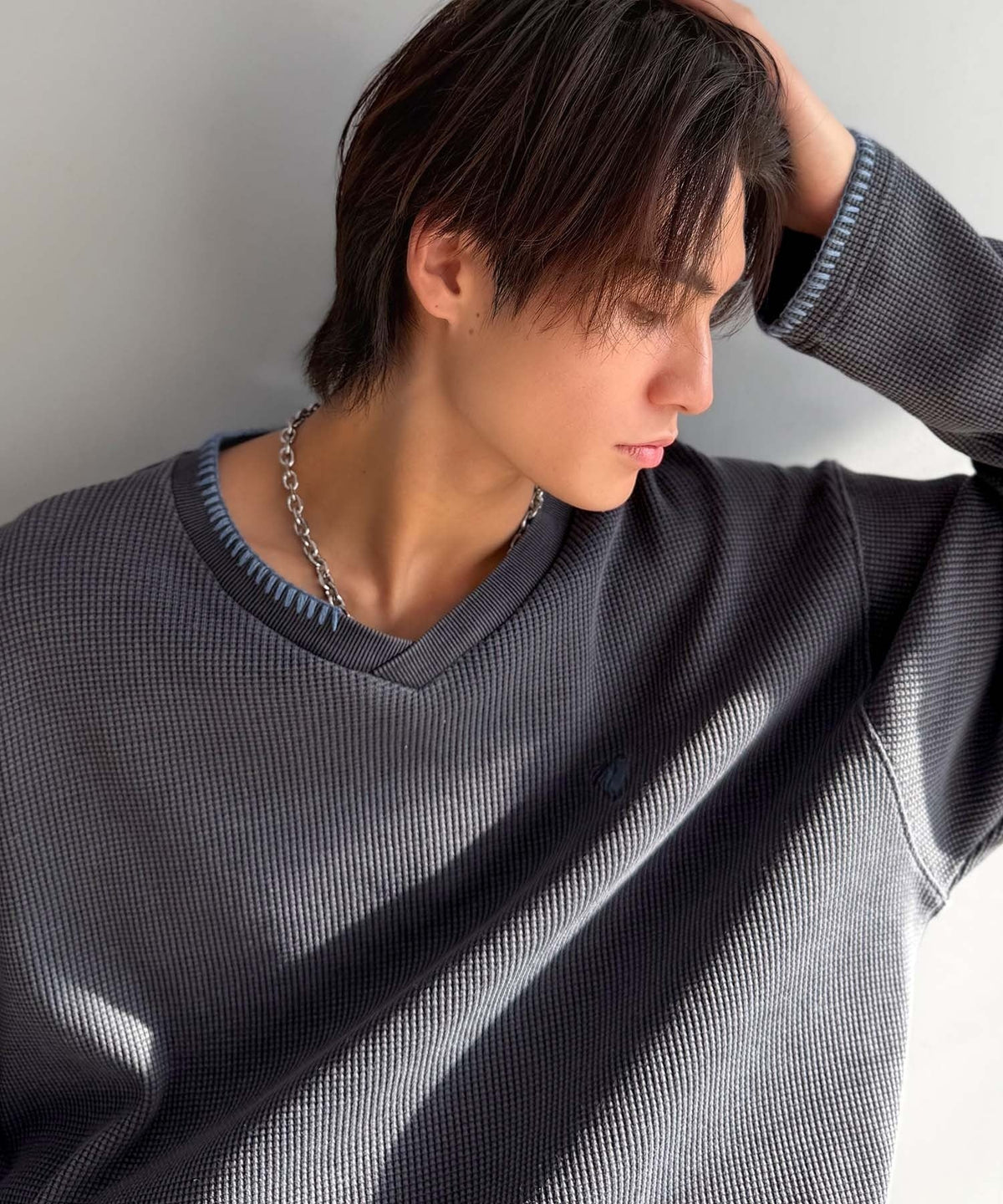 《JaVaジャバコラボ》ラフなのに計算されたバランス。裾ドロスト付きピグメント加工ステッチ配色VネックTシャツ jo1150086