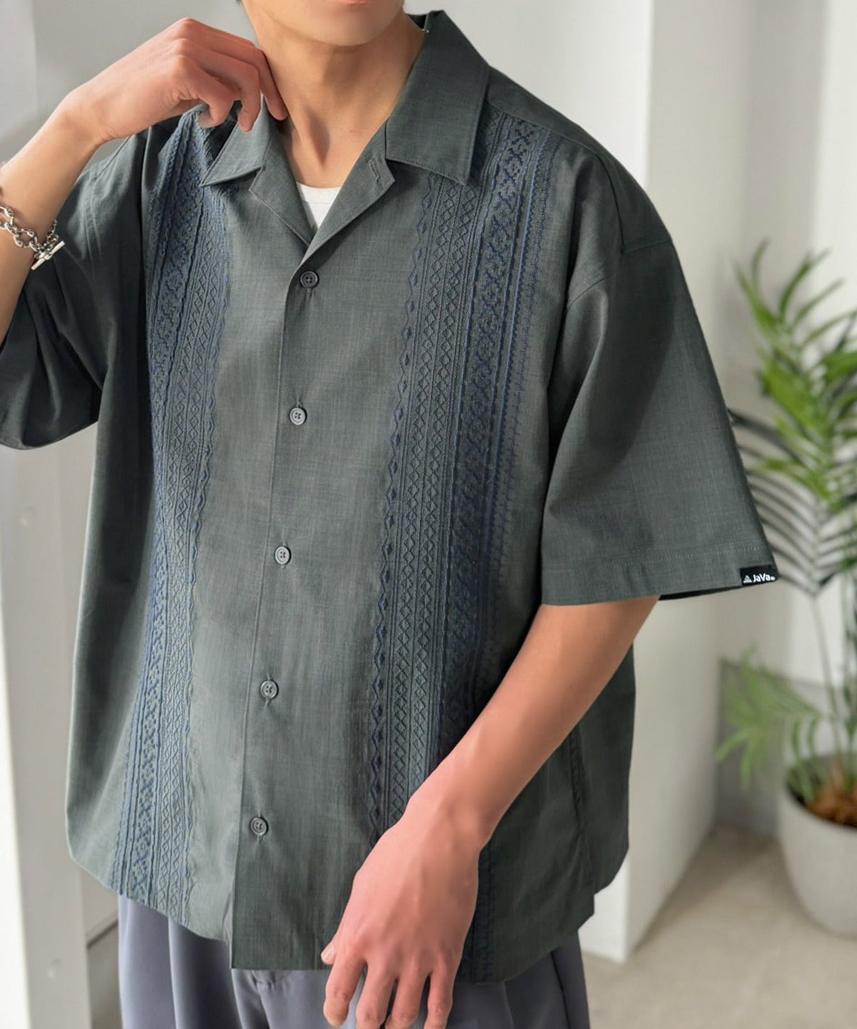 《JaVaジャバコラボ》周りと差がつく総刺繍！リラックスシルエット 清涼リネンライク素材 オープンカラー キューバシャツ（半袖） jo1320017
