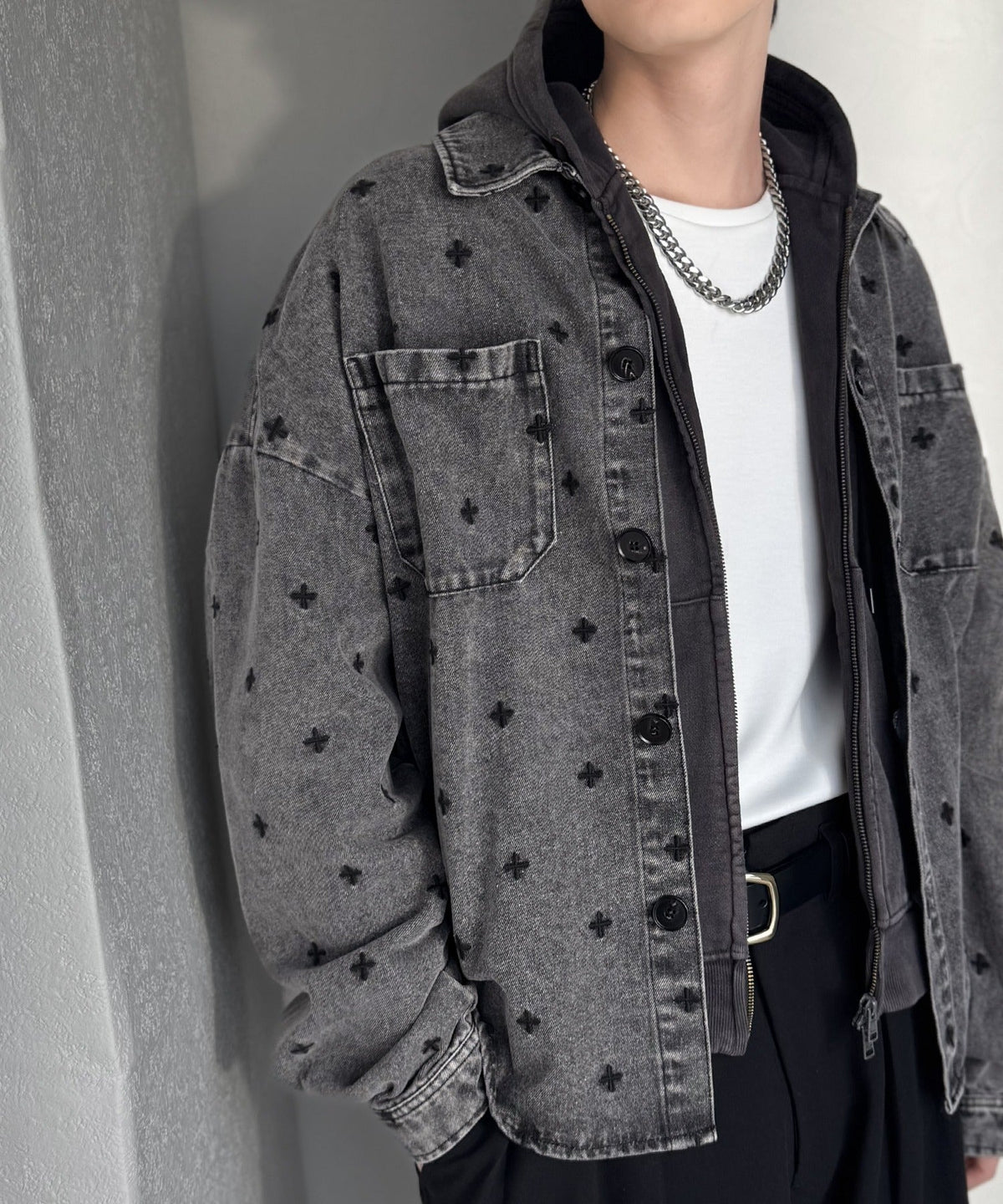 「シンプル以上、主張しすぎない存在感。」総柄刺繍デニムシャツジャケット／All-Over Embroidered Denim Shirt Jacket co1010050