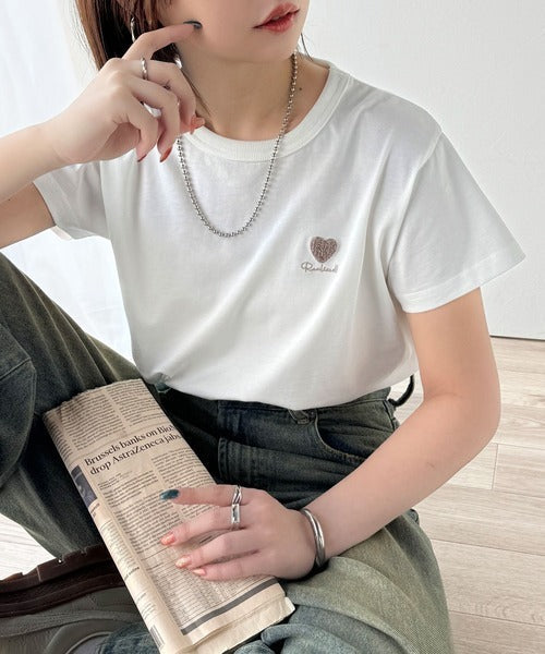 トレンドをまとう。綿100％シルケット風ハート胸サガラ刺繍Tシャツ（半袖） ce1330013
