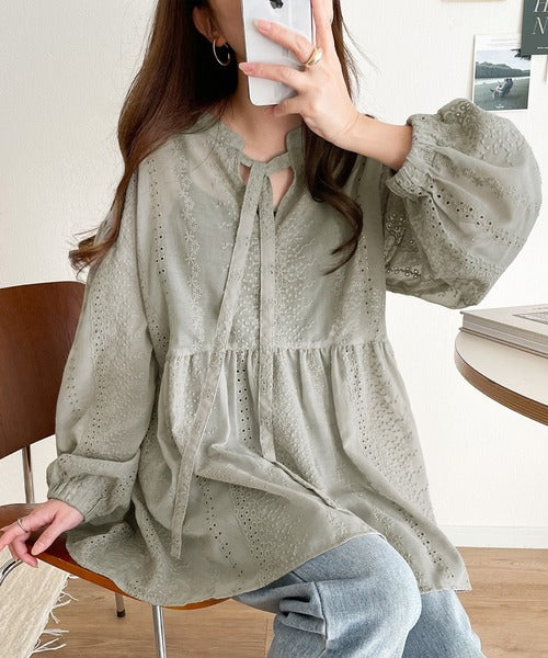 大人可愛い胸キュン。2wayシアー刺繍ペプラム切替ブラウス ce1070095