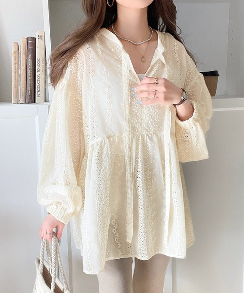 大人可愛い胸キュン。2wayシアー刺繍ペプラム切替ブラウス ce1070095