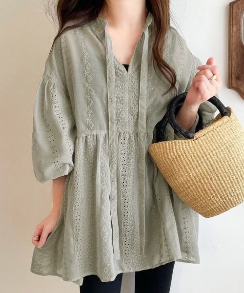 大人可愛い胸キュン。2wayシアー刺繍ペプラム切替ブラウス ce1070095