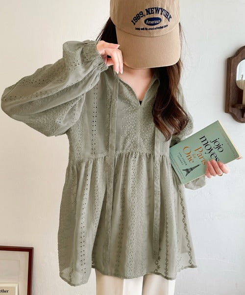 大人可愛い胸キュン。2wayシアー刺繍ペプラム切替ブラウス ce1070095