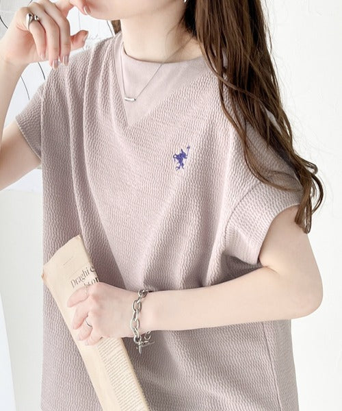 【sustaina+】ポコポコ素材で大人フレンチ。オーガニックコットン胸刺繍ネック切替半袖プルオーバー ce1050156