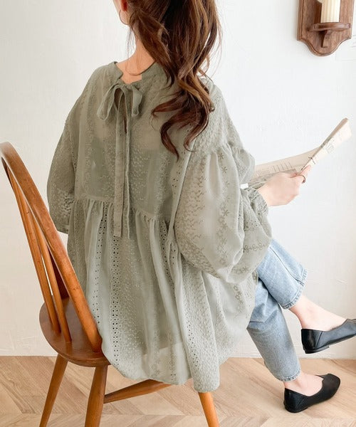 大人可愛い胸キュン。2wayシアー刺繍ペプラム切替ブラウス ce1070095