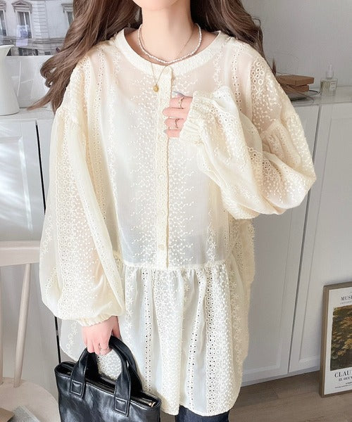 大人可愛い胸キュン。2wayシアー刺繍ペプラム切替ブラウス ce1070095