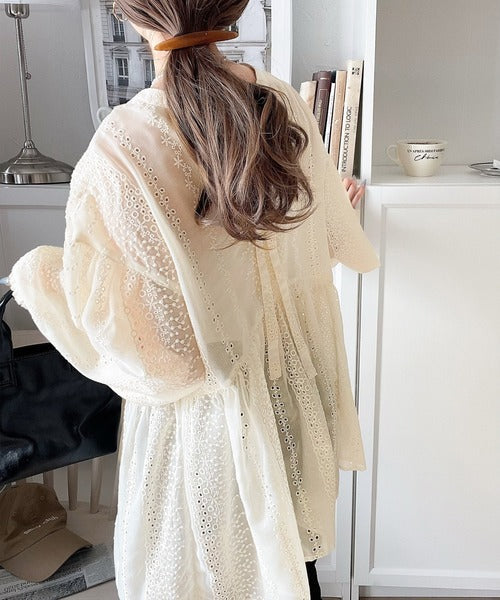 大人可愛い胸キュン。2wayシアー刺繍ペプラム切替ブラウス ce1070095