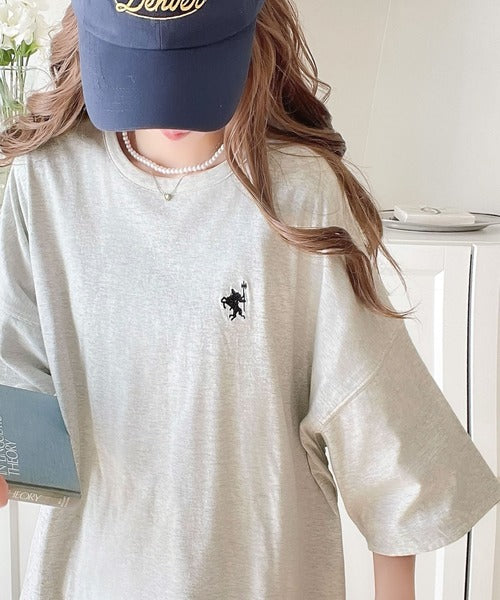 プラスワンでトレンド感UP。綿100%胸刺繍リバーシブルTシャツ ce1050179