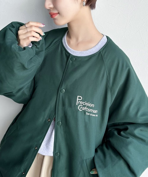 《JAVAジャバ 別注》ロゴ刺繍中綿ノーカラーブルゾン jv1070056