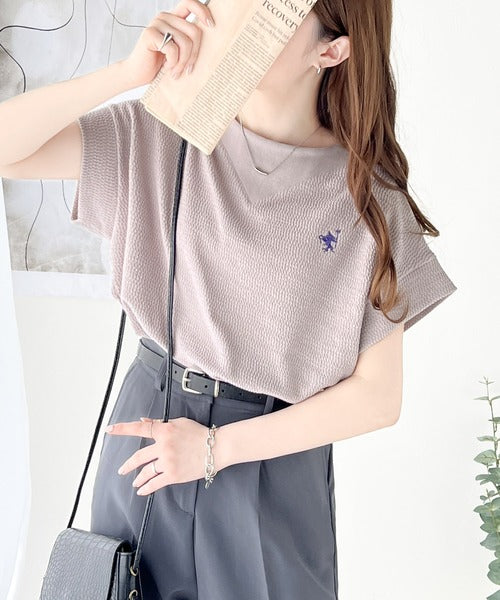【sustaina+】ポコポコ素材で大人フレンチ。オーガニックコットン胸刺繍ネック切替半袖プルオーバー ce1050156
