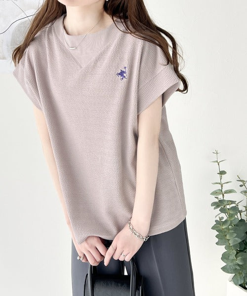 【sustaina+】ポコポコ素材で大人フレンチ。オーガニックコットン胸刺繍ネック切替半袖プルオーバー ce1050156