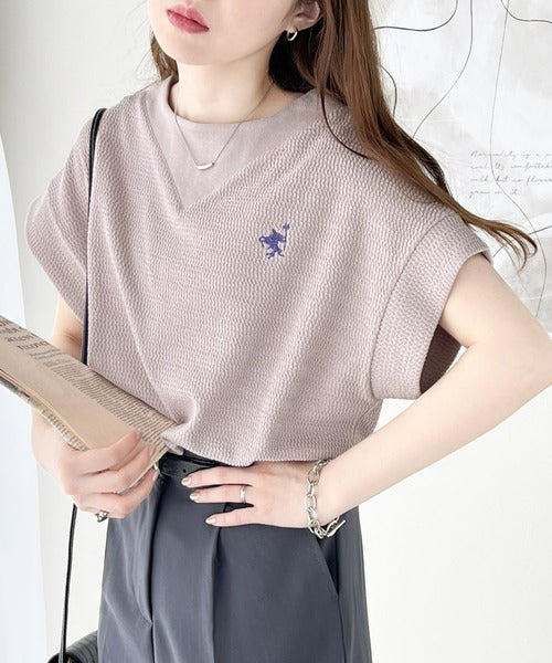 【sustaina+】ポコポコ素材で大人フレンチ。オーガニックコットン胸刺繍ネック切替半袖プルオーバー ce1050156