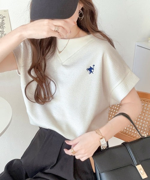 【sustaina+】ポコポコ素材で大人フレンチ。オーガニックコットン胸刺繍ネック切替半袖プルオーバー ce1050156