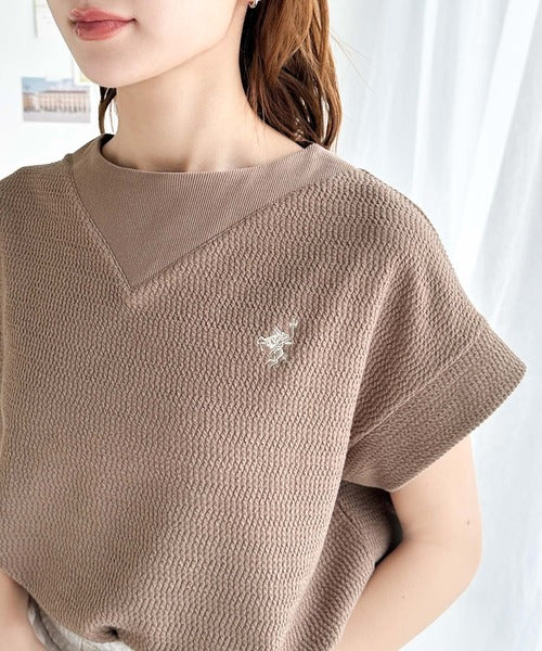 【sustaina+】ポコポコ素材で大人フレンチ。オーガニックコットン胸刺繍ネック切替半袖プルオーバー ce1050156