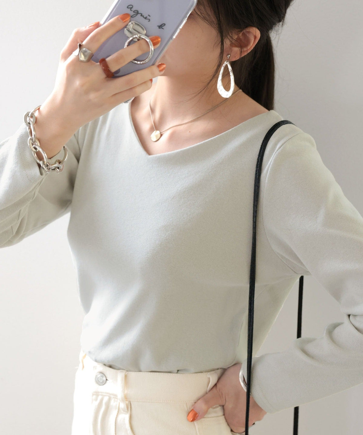 オールシーズン活躍するデザイン、柔らか綿100％フライスVネックロングスリーブ無地ミドル丈Tシャツ(長袖) wk-0153