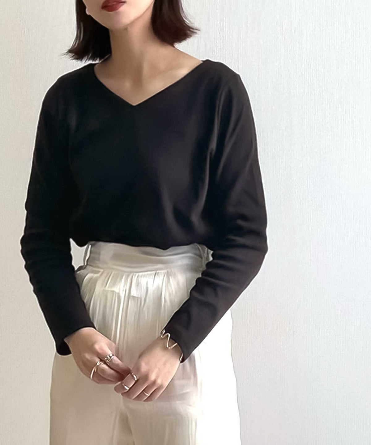 オールシーズン活躍するデザイン、柔らか綿100％フライスVネックロングスリーブ無地ミドル丈Tシャツ(長袖) wk-0153