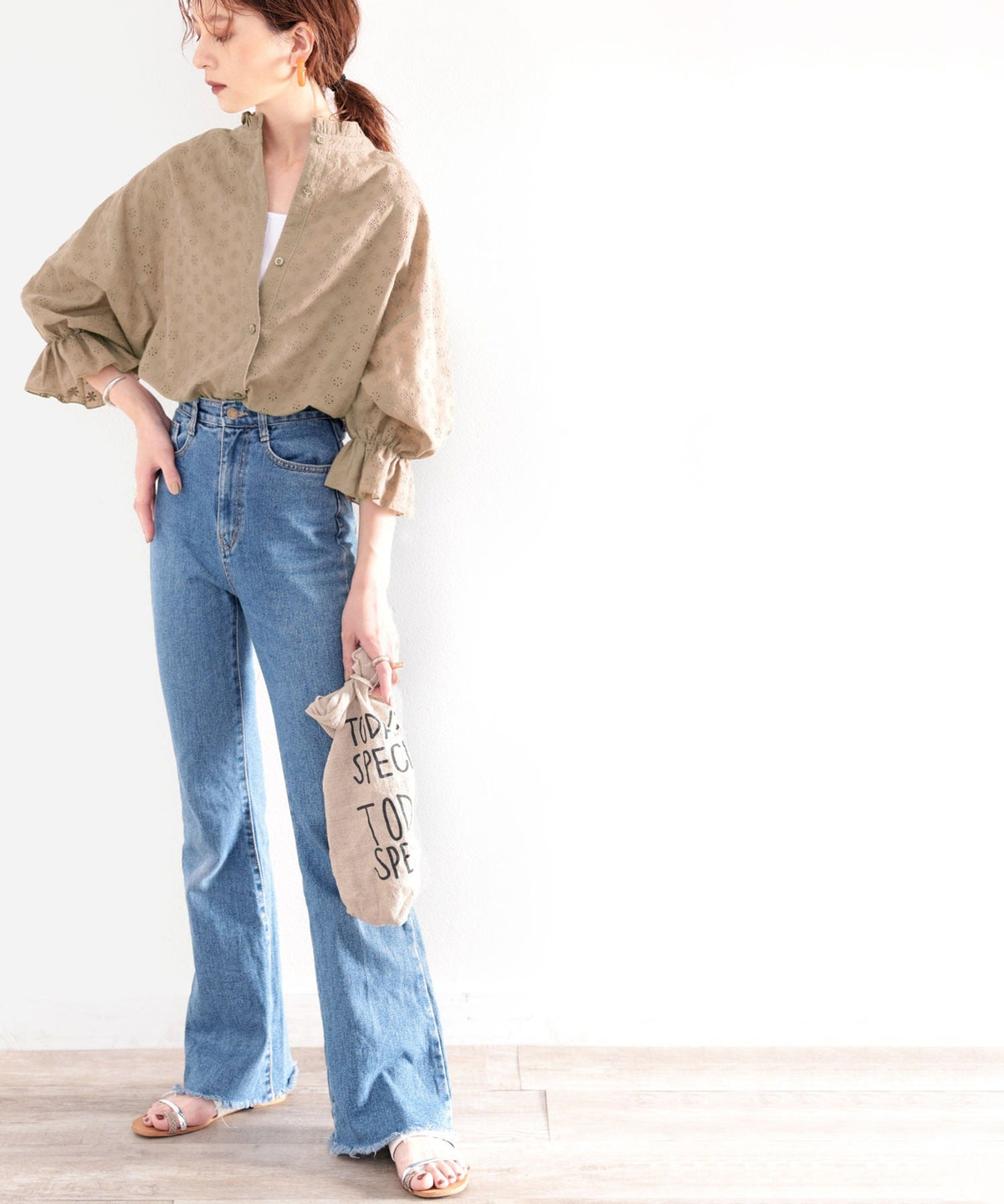 大人が着るのはこれ。2way花柄刺繍ブラウス。 ce1010023