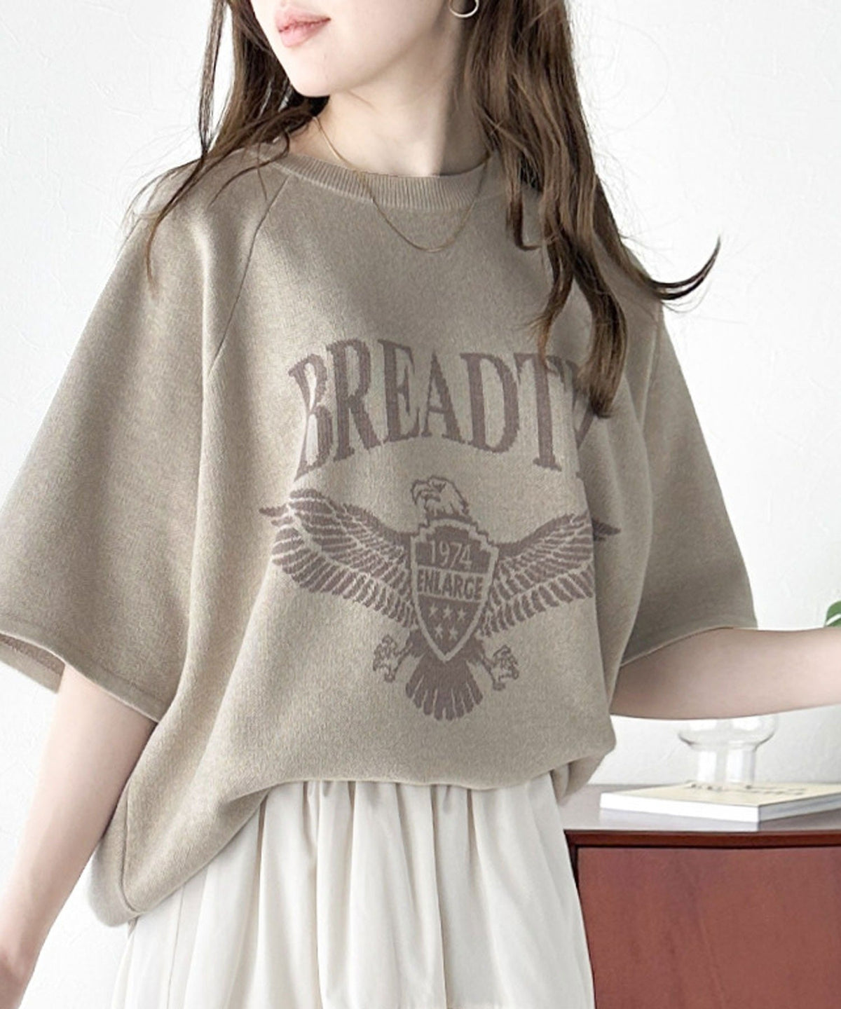 《JaVa ジャバコラボ》大人のカジュアルトップス。前後2way ラグラン半袖グラフィックニットTシャツ jv1050169